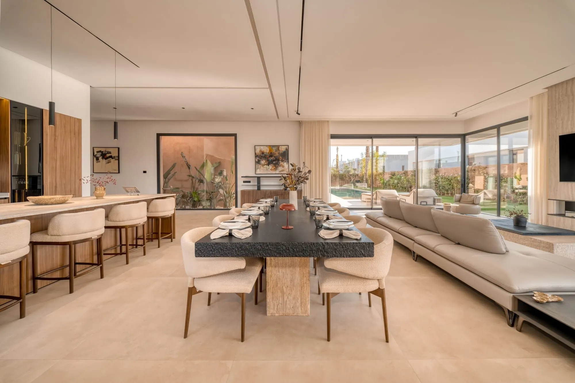 Salle à manger — Villa contemporaine avec salle de cinéma à Marrakech