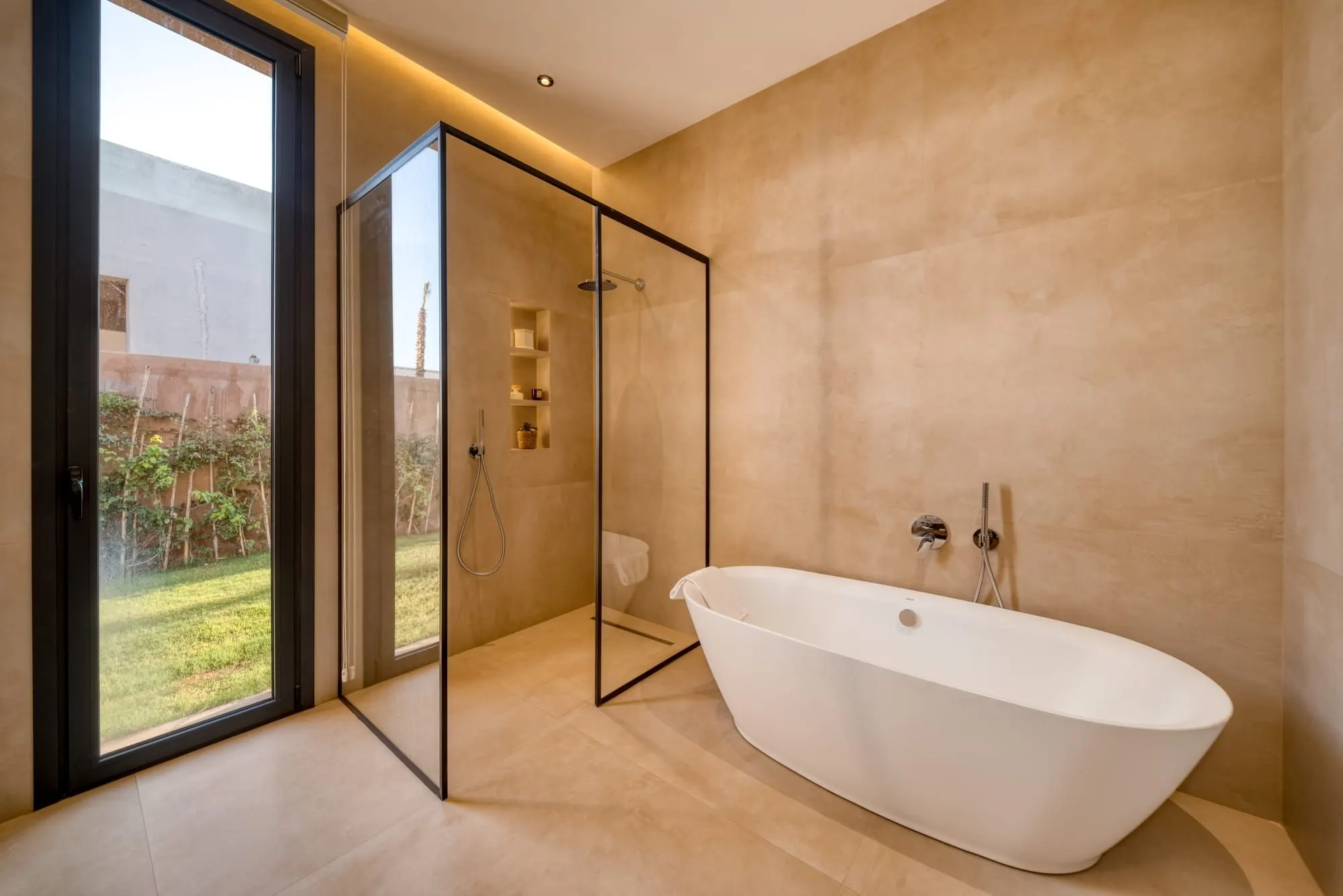 Salle de bains — Villa contemporaine avec salle de cinéma à Marrakech