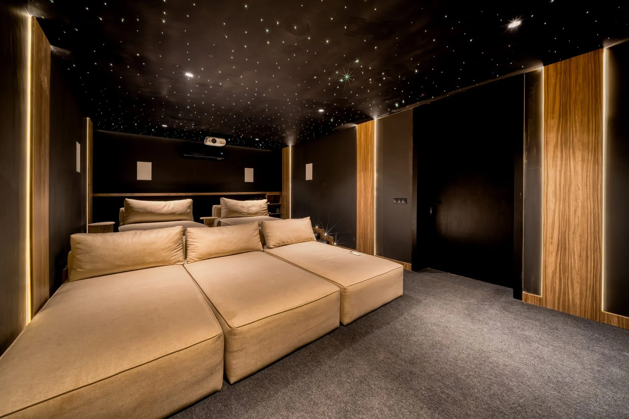 Salle de cinéma — Villa contemporaine avec salle de cinéma à Marrakech