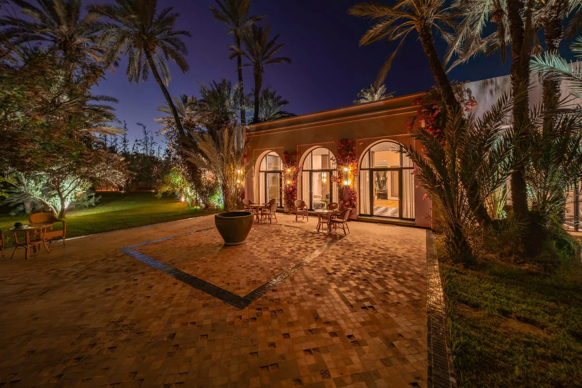 Extérieur de nuit — Villa et jardin de palmiers à Marrakech